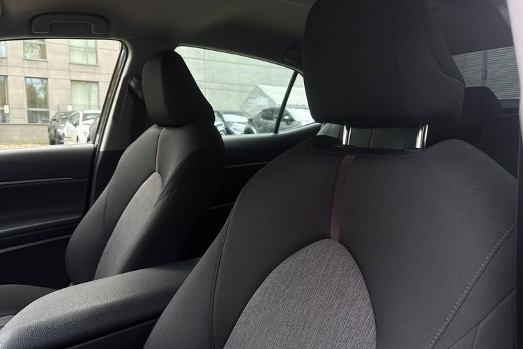 Toyota Camry 2.5 HSD 218KM COMFORT, salon Polska, gwarancja zdjęcie 14