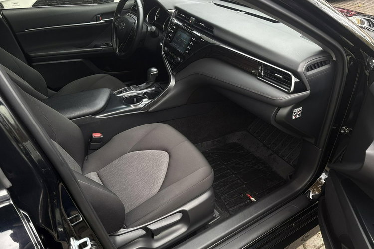 Toyota Camry 2.5 HSD 218KM COMFORT, salon Polska, gwarancja zdjęcie 27