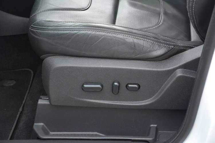 Ford Kuga Individual Radar ACC Skóry Panorama Ledy Bi-xenon Navi Kamera ALU19 zdjęcie 13