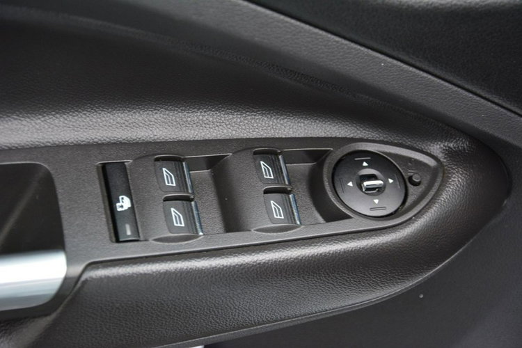 Ford Kuga Individual Radar ACC Skóry Panorama Ledy Bi-xenon Navi Kamera ALU19 zdjęcie 17