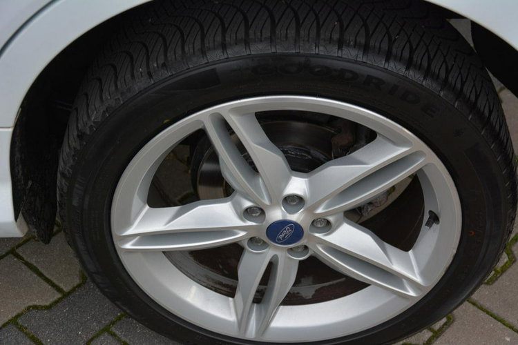 Ford Kuga Individual Radar ACC Skóry Panorama Ledy Bi-xenon Navi Kamera ALU19 zdjęcie 19