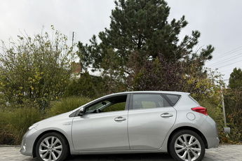 Toyota Auris Hybryda niski przebieg oryginalny lakier