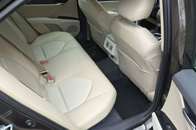 Toyota Camry 2.5 Hybrid FV 23% Salon PL Jasna Skóra Blisy Hand Free Navi Super Stan zdjęcie 12