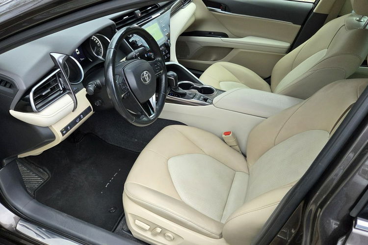 Toyota Camry 2.5 Hybrid FV 23% Salon PL Jasna Skóra Blisy Hand Free Navi Super Stan zdjęcie 9