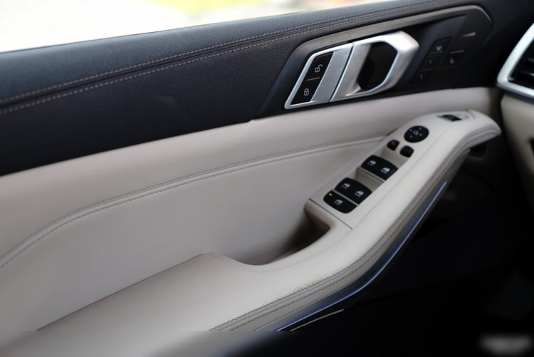 BMW X5 xDrive30d / 2022 ROK / 4X4 / M-PAKIET / POLSKI SALON / zdjęcie 39