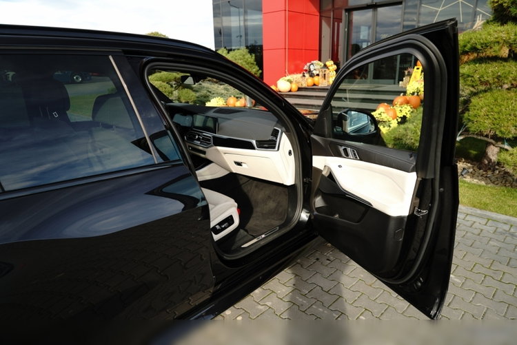 BMW X5 xDrive30d / 2022 ROK / 4X4 / M-PAKIET / POLSKI SALON / zdjęcie 44