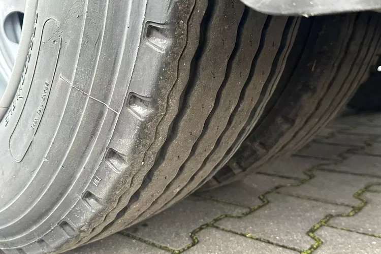 TRAILERS / PRZYCZEPA / PRZEJAZDOWA / 7.7 M / 2 OSIE / HALDEX / OCYNK zdjęcie 10