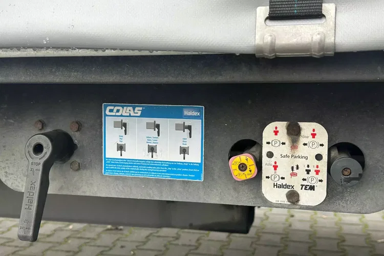 TRAILERS / PRZYCZEPA / PRZEJAZDOWA / 7.7 M / 2 OSIE / HALDEX / OCYNK zdjęcie 14