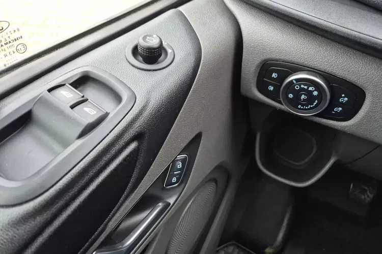 Ford transit-custom L2H1 69999zł NETTO Brygadówka 5 osób 2.0TdCi/131KM zdjęcie 16