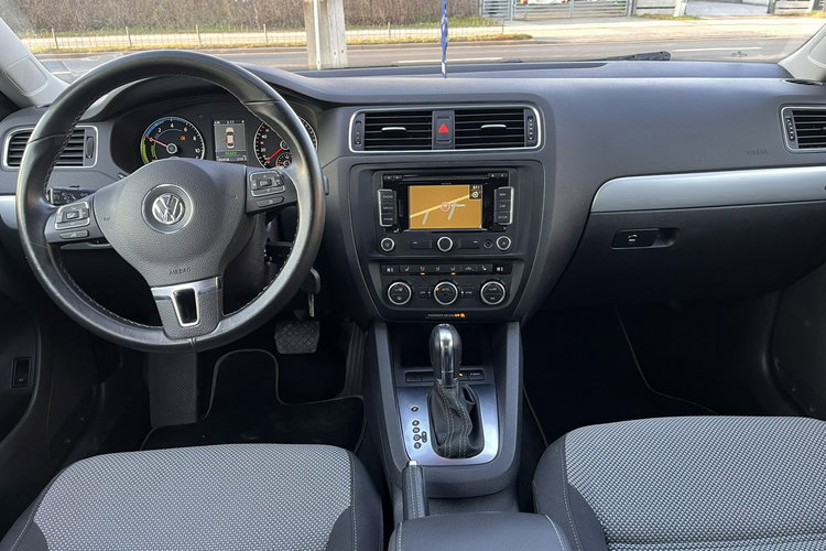 Volkswagen Jetta 1.4 Zarejestrowany Automat Climatronic Navi Grzane fotele Stan BDB zdjęcie 13