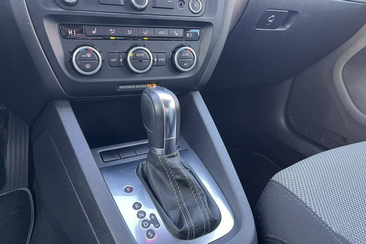 Volkswagen Jetta 1.4 Zarejestrowany Automat Climatronic Navi Grzane fotele Stan BDB zdjęcie 15