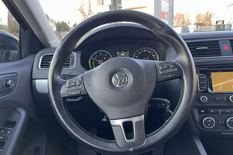 Volkswagen Jetta 1.4 Zarejestrowany Automat Climatronic Navi Grzane fotele Stan BDB zdjęcie 16