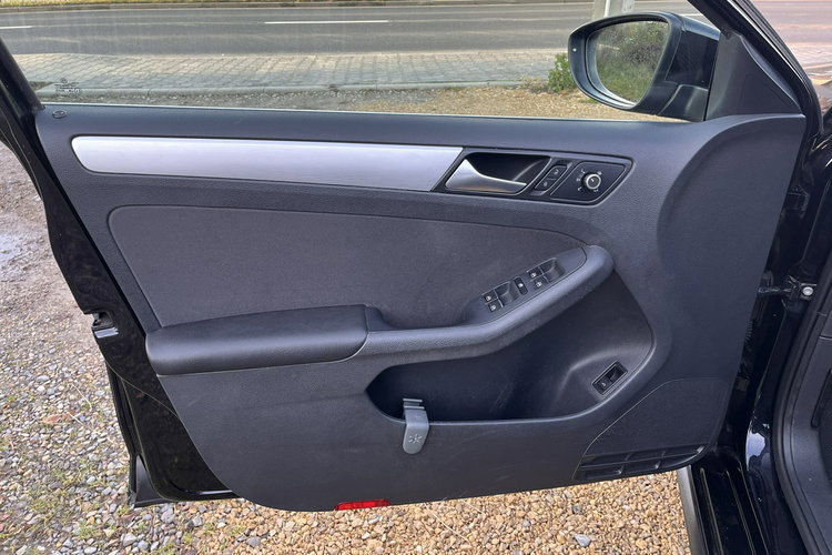 Volkswagen Jetta 1.4 Zarejestrowany Automat Climatronic Navi Grzane fotele Stan BDB zdjęcie 17