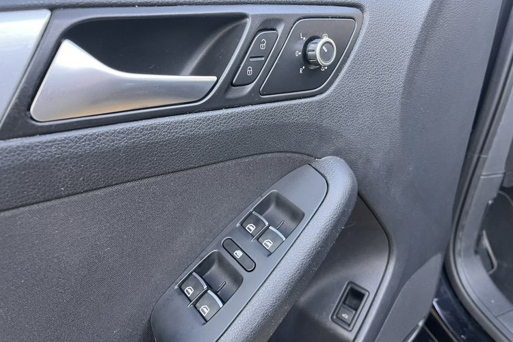 Volkswagen Jetta 1.4 Zarejestrowany Automat Climatronic Navi Grzane fotele Stan BDB zdjęcie 18