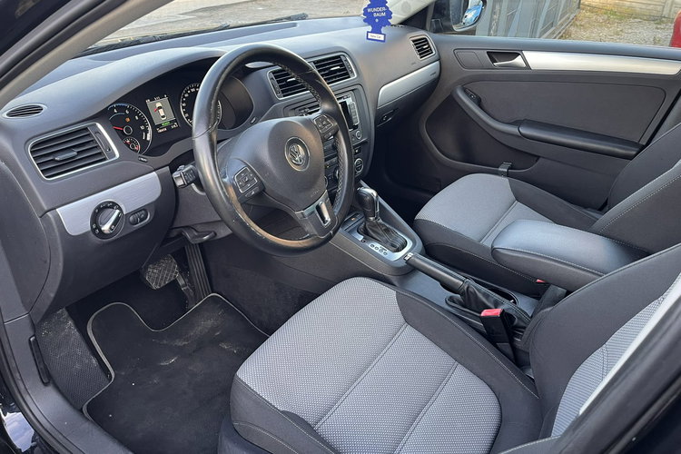 Volkswagen Jetta 1.4 Zarejestrowany Automat Climatronic Navi Grzane fotele Stan BDB zdjęcie 19