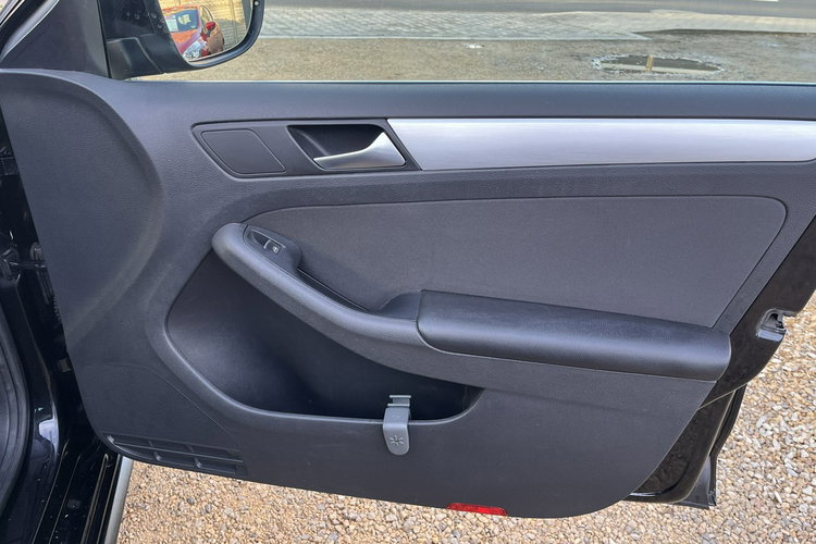 Volkswagen Jetta 1.4 Zarejestrowany Automat Climatronic Navi Grzane fotele Stan BDB zdjęcie 21