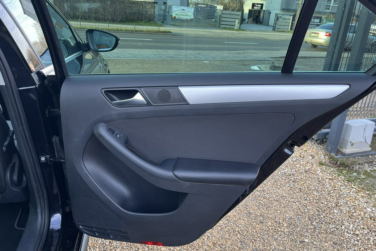 Volkswagen Jetta 1.4 Zarejestrowany Automat Climatronic Navi Grzane fotele Stan BDB zdjęcie 22