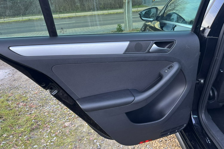 Volkswagen Jetta 1.4 Zarejestrowany Automat Climatronic Navi Grzane fotele Stan BDB zdjęcie 25