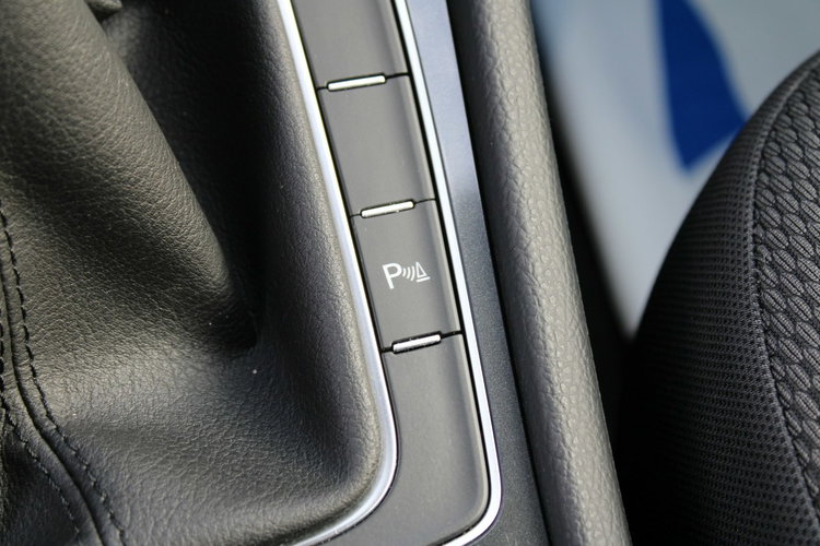 Volkswagen Golf Comfortline A netto 40 126 PLN Gwarancja Auto-Hold zdjęcie 23