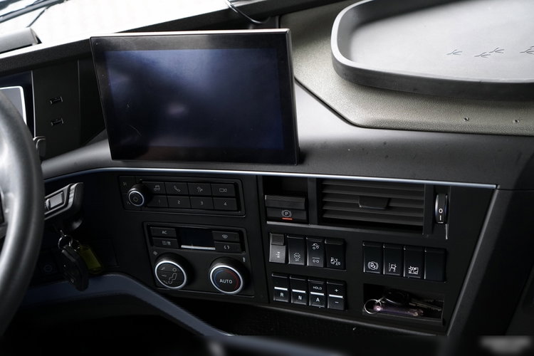 Volvo FH 460 / 6x2 / FIRANKA- 7.7 m / DACH PODNOSZONY / I-SAVE / KLIMA POSTOJOWA / OŚ PODNOSZONA SKRĘTNA / zdjęcie 37