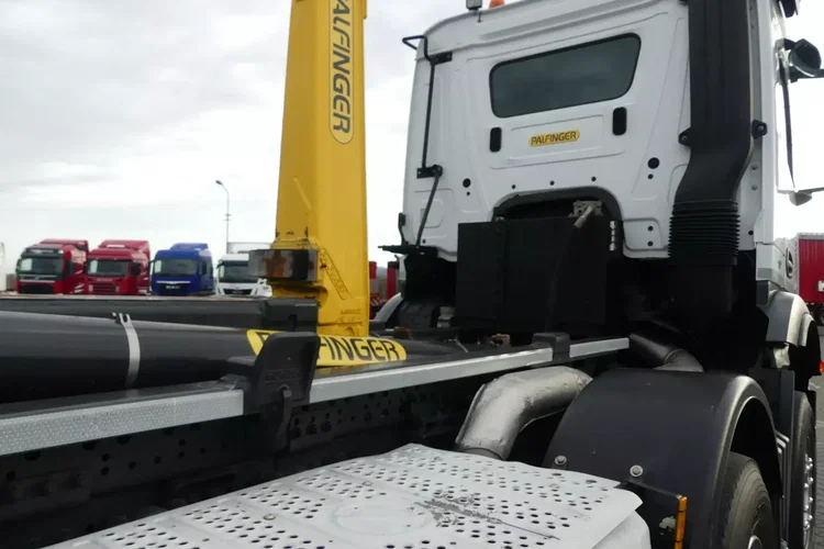 Mercedes AROCS 3251 8x4 / HAKOWIEC PALFINGER / EURO 6 / MANUAL / zdjęcie 18