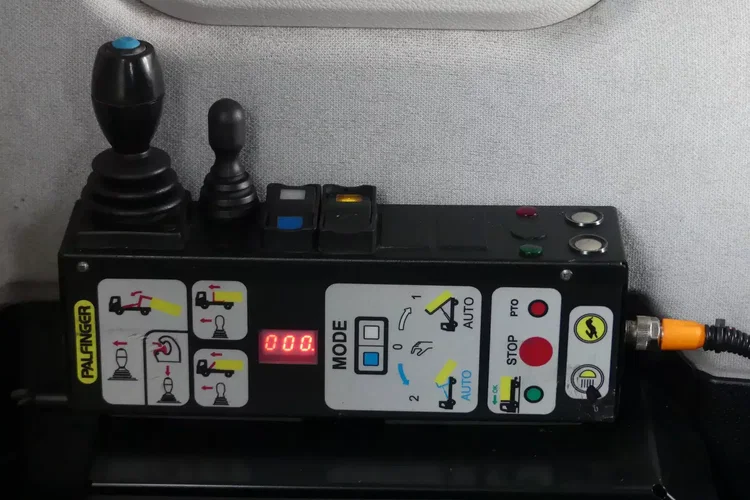 Mercedes AROCS 3251 8x4 / HAKOWIEC PALFINGER / EURO 6 / MANUAL / zdjęcie 27