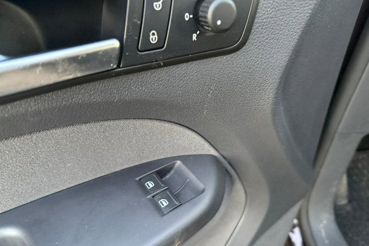 Volkswagen Caddy 2.0 MPI 109 KM MAXI 7 osobowy zdjęcie 21