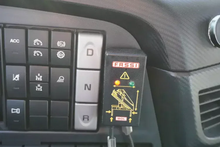 Iveco Stralis X-Way 310 4x2 E6 / dźwig Fassi F155 / 670 MTH / 130 tys. km zdjęcie 25