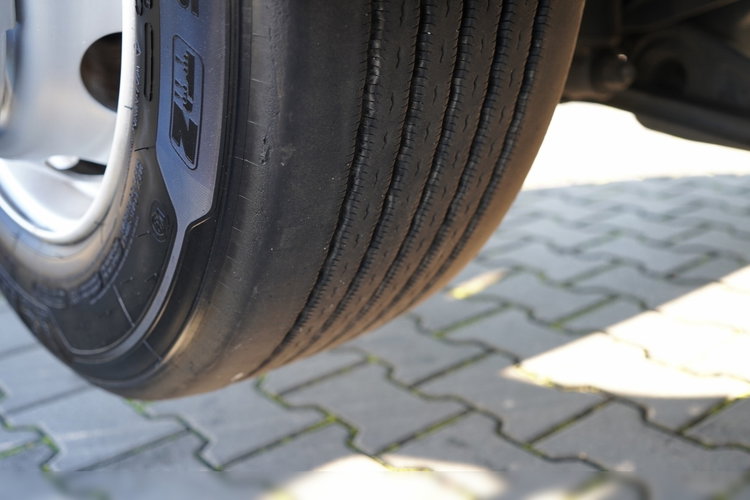 Volvo FH 500 / 6x2 / FIRANKA - 7.7 m / 2024 / KLIMA POSTOJOWA / ZAWIESIE DOKI DO WÓZKA / OŚ PODNOSZONA / ALUFELGI / zdjęcie 27