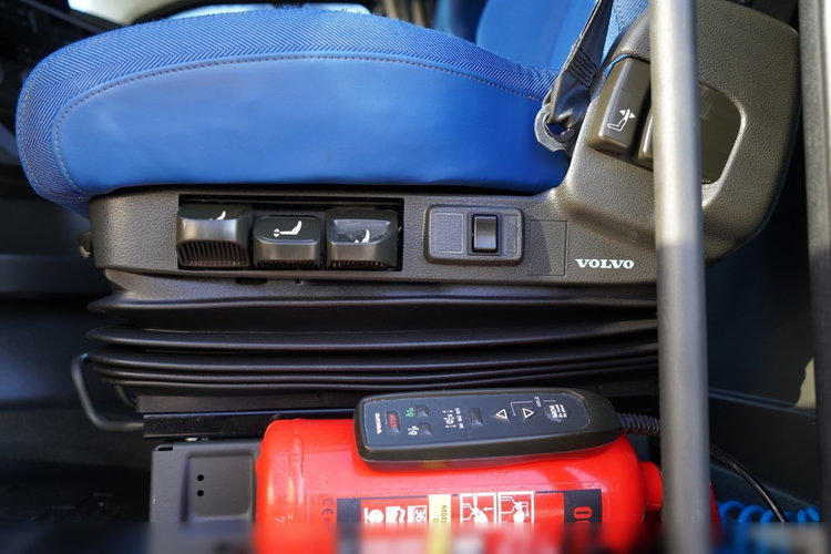 Volvo FH 500 / 6x2 / FIRANKA - 7.7 m / 2024 / KLIMA POSTOJOWA / ZAWIESIE DOKI DO WÓZKA / OŚ PODNOSZONA / ALUFELGI / zdjęcie 30