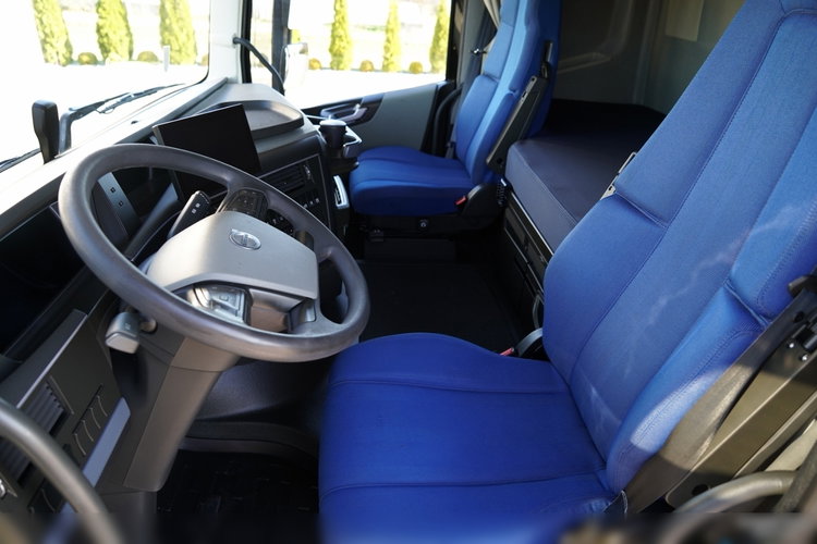 Volvo FH 500 / 6x2 / FIRANKA - 7.7 m / 2024 / KLIMA POSTOJOWA / ZAWIESIE DOKI DO WÓZKA / OŚ PODNOSZONA / ALUFELGI / zdjęcie 31