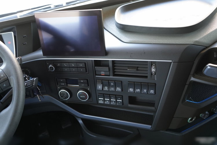 Volvo FH 500 / 6x2 / FIRANKA - 7.7 m / 2024 / KLIMA POSTOJOWA / ZAWIESIE DOKI DO WÓZKA / OŚ PODNOSZONA / ALUFELGI / zdjęcie 36