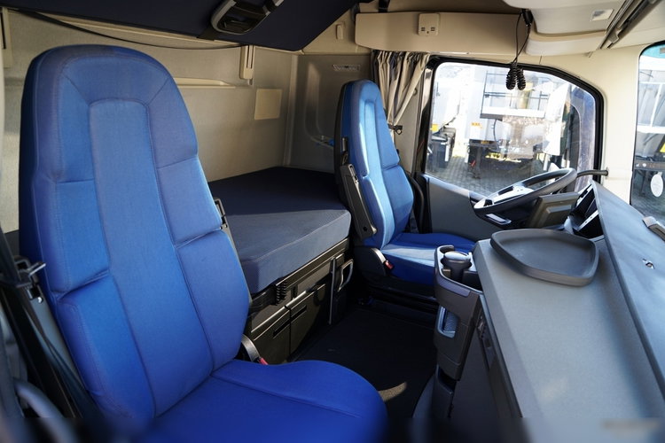 Volvo FH 500 / 6x2 / FIRANKA - 7.7 m / 2024 / KLIMA POSTOJOWA / ZAWIESIE DOKI DO WÓZKA / OŚ PODNOSZONA / ALUFELGI / zdjęcie 41