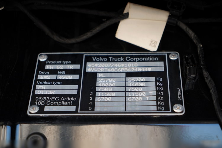 Volvo FH 500 / 6x2 / FIRANKA - 7.7 m / 2024 / KLIMA POSTOJOWA / ZAWIESIE DOKI DO WÓZKA / OŚ PODNOSZONA / ALUFELGI / zdjęcie 44