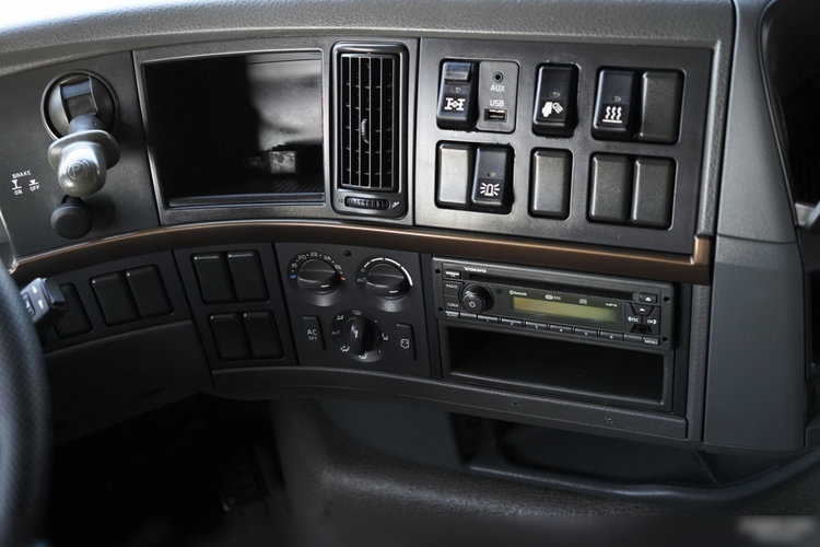 Volvo FH16 / 700 / 6x4 / HYDRAULIKA / RETARDER / 3 OSIOWY CIĄGNIK SIODŁOWY / DMC 120 T  zdjęcie 32