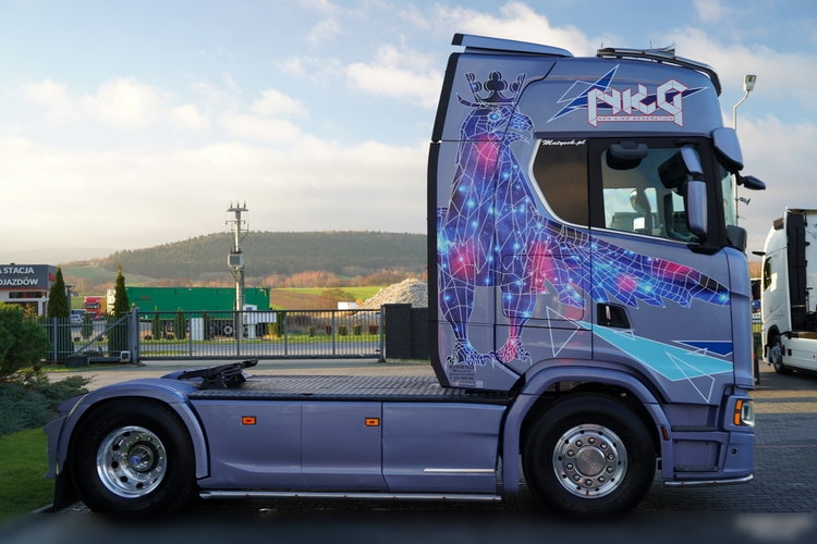 Scania S 580 / V8 / ORGINALNA EDYCJA LIMITED / NR 010 / RETARDER / KLIMA POSTOJOWA / CAŁA NA PODUSZKACH / SKÓRY / EKSPRES / zdjęcie 9