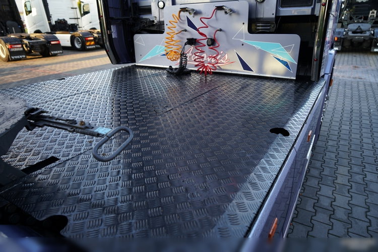 Scania S 580 / V8 / ORGINALNA EDYCJA LIMITED / NR 010 / RETARDER / KLIMA POSTOJOWA / CAŁA NA PODUSZKACH / SKÓRY / EKSPRES / zdjęcie 16