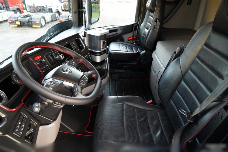 Scania S 580 / V8 / ORGINALNA EDYCJA LIMITED / NR 010 / RETARDER / KLIMA POSTOJOWA / CAŁA NA PODUSZKACH / SKÓRY / EKSPRES / zdjęcie 25
