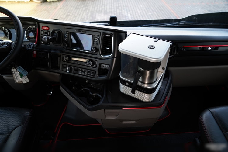 Scania S 580 / V8 / ORGINALNA EDYCJA LIMITED / NR 010 / RETARDER / KLIMA POSTOJOWA / CAŁA NA PODUSZKACH / SKÓRY / EKSPRES / zdjęcie 32