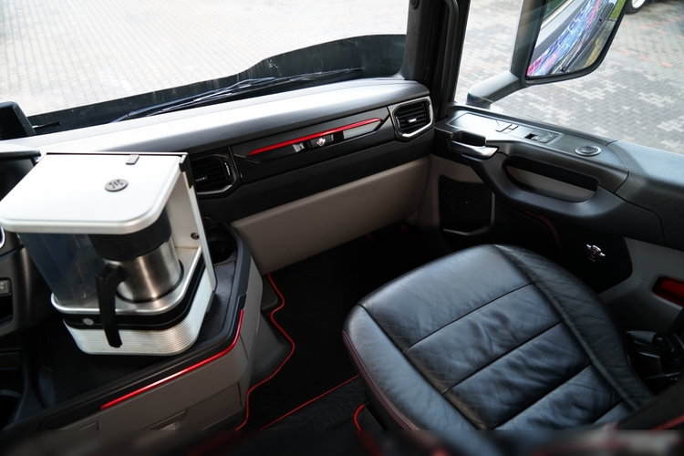 Scania S 580 / V8 / ORGINALNA EDYCJA LIMITED / NR 010 / RETARDER / KLIMA POSTOJOWA / CAŁA NA PODUSZKACH / SKÓRY / EKSPRES / zdjęcie 33