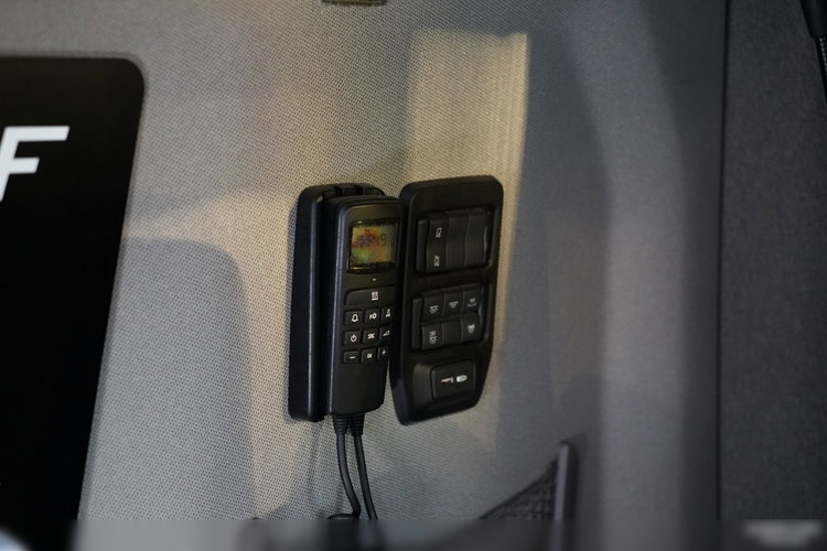 Scania S 580 / V8 / ORGINALNA EDYCJA LIMITED / NR 010 / RETARDER / KLIMA POSTOJOWA / CAŁA NA PODUSZKACH / SKÓRY / EKSPRES / zdjęcie 38