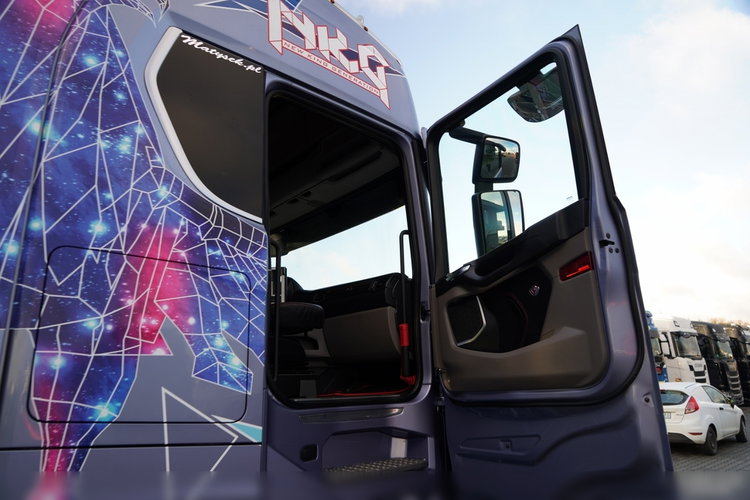 Scania S 580 / V8 / ORGINALNA EDYCJA LIMITED / NR 010 / RETARDER / KLIMA POSTOJOWA / CAŁA NA PODUSZKACH / SKÓRY / EKSPRES / zdjęcie 40