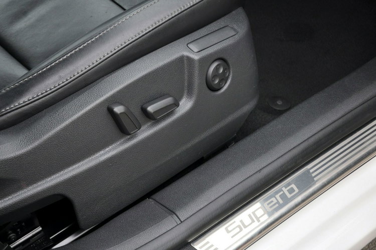 Skoda Superb 2.0TDI(140KM) Bi-Xenon Navi DSG Skóry El.Fotele Chrom F1 Alu17"ASO zdjęcie 19