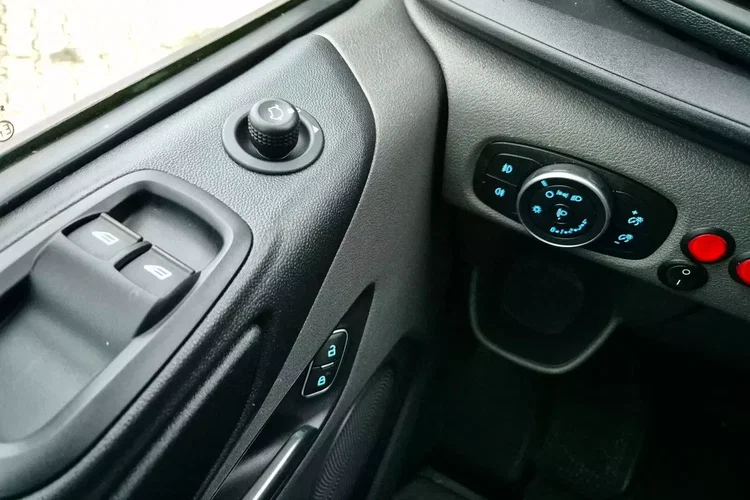 Ford transit-custom Long 52999zł NETTO AUTOMAT 2.0 TdCi/131KM zdjęcie 16