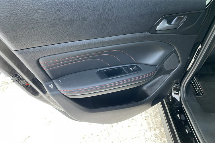 Peugeot 308 GT Zadbany z oryginalnym niskim przebiegiem zdjęcie 11