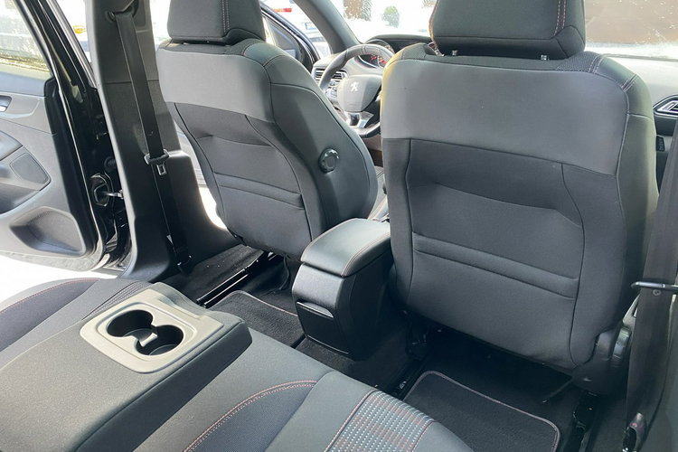 Peugeot 308 GT Zadbany z oryginalnym niskim przebiegiem zdjęcie 13