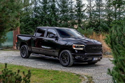 RAM 1500 CrewCab Sport / 5.7 V8 HEMI / Bogata opcja / Bezwypadkowy / FV