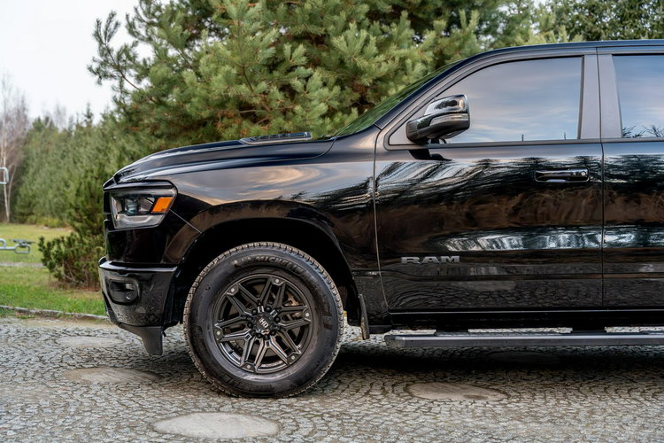 1500 CrewCab Sport / 5.7 V8 HEMI / Bogata opcja / Bezwypadkowy / FV zdjęcie 17