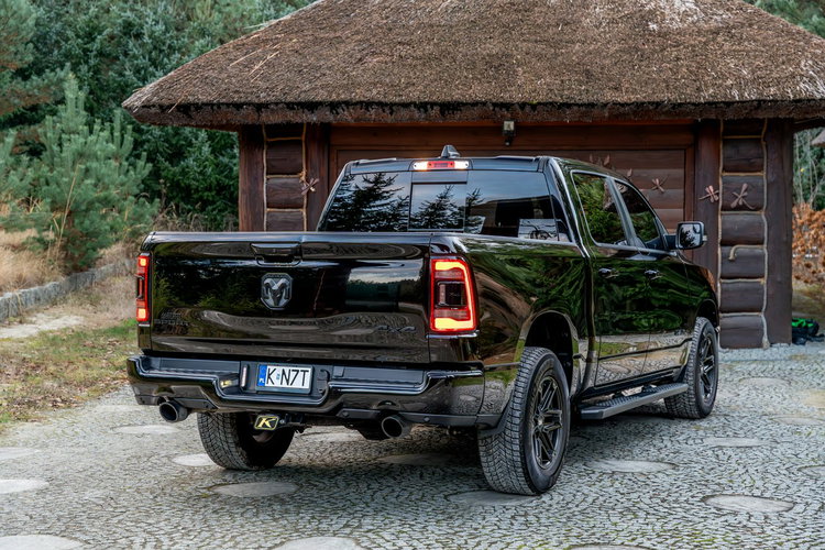 1500 CrewCab Sport / 5.7 V8 HEMI / Bogata opcja / Bezwypadkowy / FV zdjęcie 4