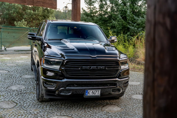 1500 CrewCab Sport / 5.7 V8 HEMI / Bogata opcja / Bezwypadkowy / FV zdjęcie 5